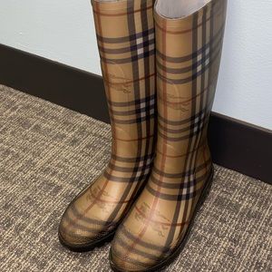BURBERRY RAIN BOOTS! - GREAT CONDITION